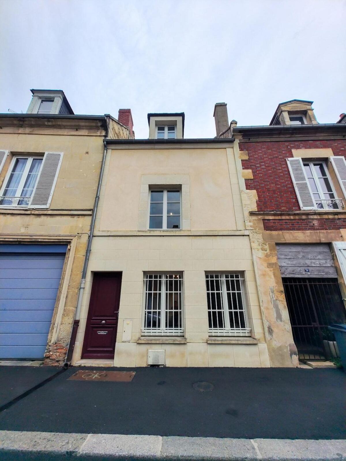 Casa de Férias Charmante Petite Maison En Plein Centre *